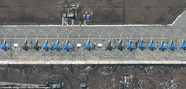 Ảnh vệ tinh làm phát lộ dàn máy bay ném bom siêu thanh Nga nằm chờ lệnh gần biên giới Ukraine