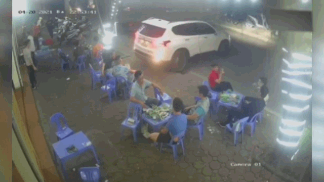 camera giao thong lui xe vao quan nhau dong nguoi tai xe o to 7 cho nhan ga thao chay