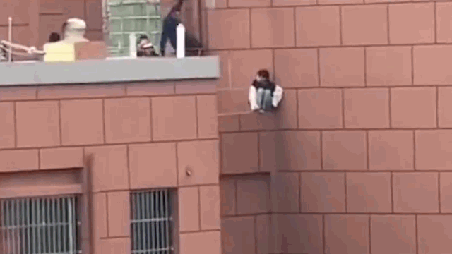 video nguoi dan ong phan xa xuat than cuu mang co gai nhay lau tu tu