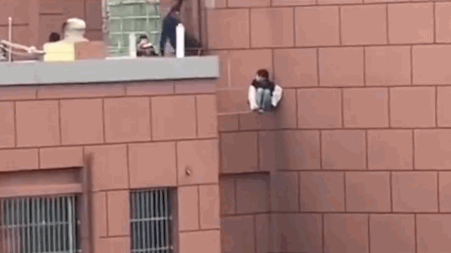 Video: Người đàn ông phản xạ xuất thần cứu mạng cô gái nhảy lầu tự tử