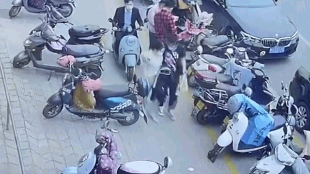 video kinh hoang khoanh khac dien thoai bat ngo phat no trong tui nam thanh nien