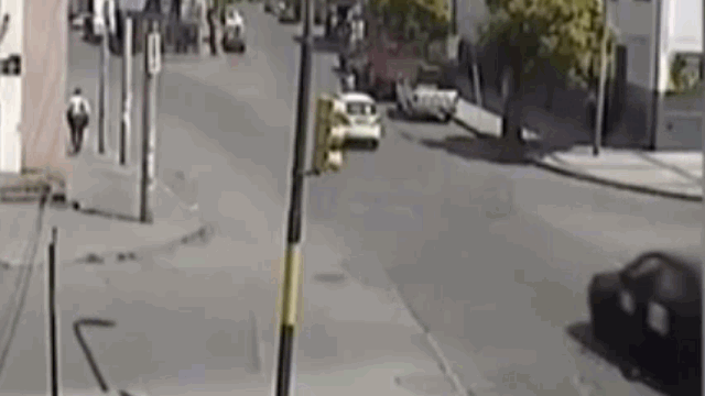 Camera giao thông: Gây tai nạn, tài xế taxi còn tranh thủ "hôi tiền" của nạn nhân