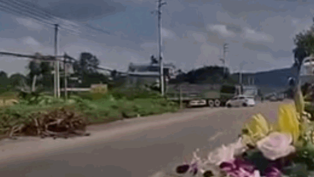 Camera giao thông: Bị xe ben tông nát đầu, ô tô con bốc cháy dữ dội