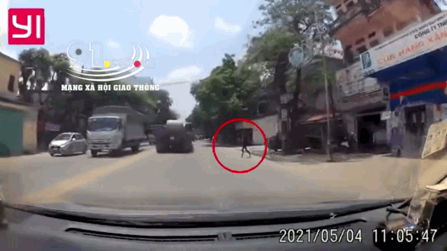 camera giao thong tai xe xu ly xuat than cuu mang co be nga vang truoc dau o to