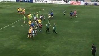Video: Hỗn chiến trên sân bóng, nữ cầu thủ xông vào vào đấm nhau túi bụi