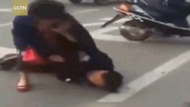 Video: Đi cướp giật gặp đúng "cao thủ", nam thanh niên nhận kết cục ê chề