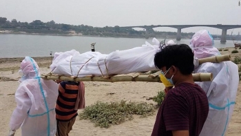 Cao điểm dịch COVID-19 ở Ấn Độ: Vớt hơn 30 thi thể từ sông Hằng