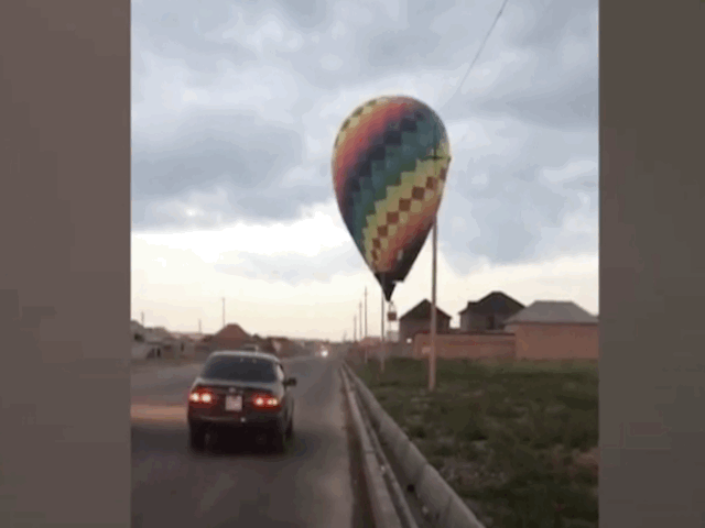 Video: Khinh khí cầu đâm vào đường điện cao thế, gây vụ nổ kinh hoàng