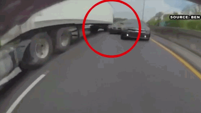 camera giao thong kinh hoang canh sedan mat lai tu lao vao gam container
