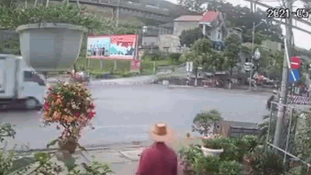 camera giao thong tranh xe may sang duong au xe tai lat nghieng giua duong