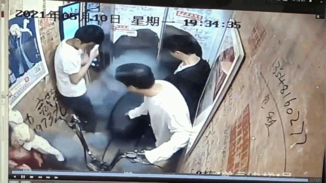 video xe dap dien bat ngo phat no trong thang may