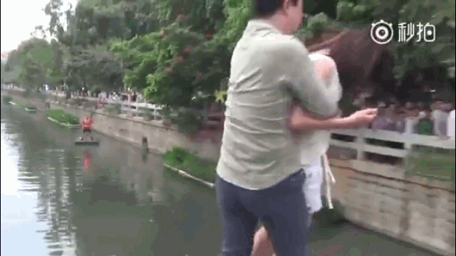 Video: Chồng không đồng ý cho kiểm tra điện thoại, vợ đòi nhảy sông tự tử