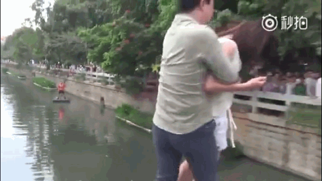 video chong khong dong y cho kiem tra dien thoai vo doi nhay song tu tu