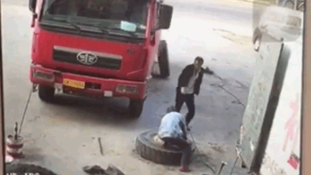 video lop o to phat no kinh hoang khien nguoi dan ong bi hat vang