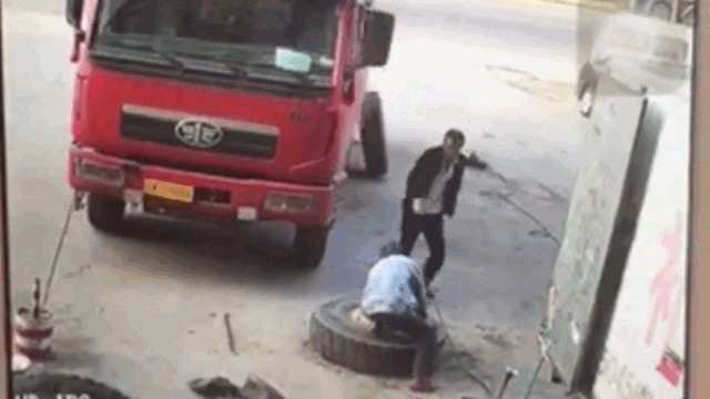 Video: Lốp ô tô phát nổ kinh hoàng khiến người đàn ông bị hất văng
