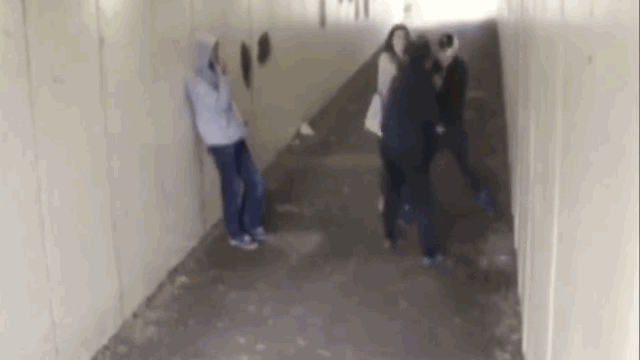 video cot nha voi gai xinh 2 thanh nien nhan cai ket sap mat