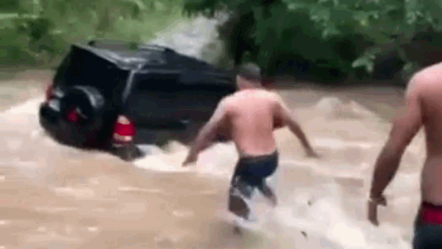 Camera giao thông: Liều lĩnh vượt qua dòng nước lũ chảy xiết, ô tô con bị cuốn trôi