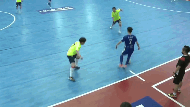 Video: Cầu thủ vung chân đá bay đối thủ ra khỏi sân