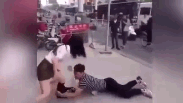 video thanh nien om chan ban gai de niu keo tinh cam khien nhieu nguoi ngao ngan