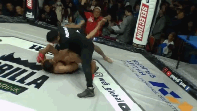 video khong chiu buong doi thu vo si mma bi trong tai bop co ngay tren san dau