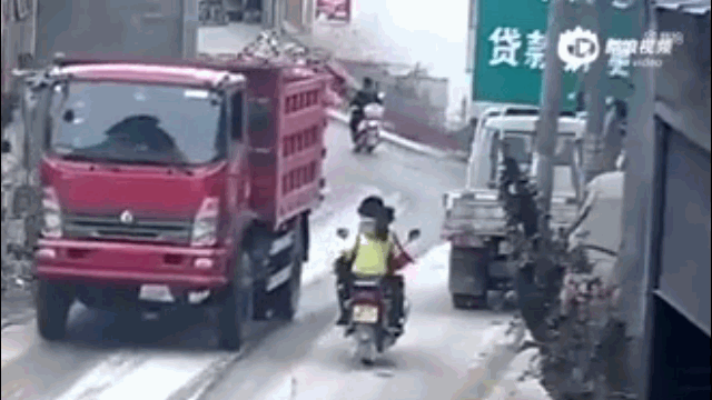 Camera giao thông: Thùng xe tải bung nắp, bất ngờ đập trúng mặt người đi đường