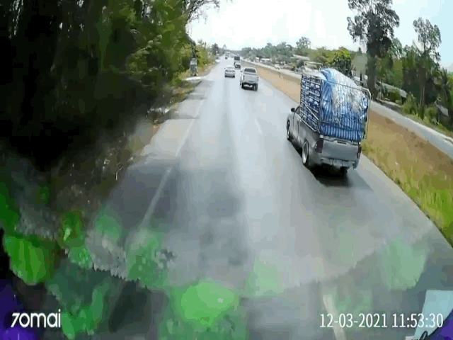 Camera giao thông: Xe bán tải nổ lốp, lộn nhào trên cao tốc