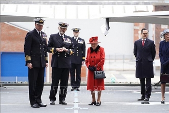 Nữ hoàng Anh thị sát tàu sân bay HMS Queen Elizabeth