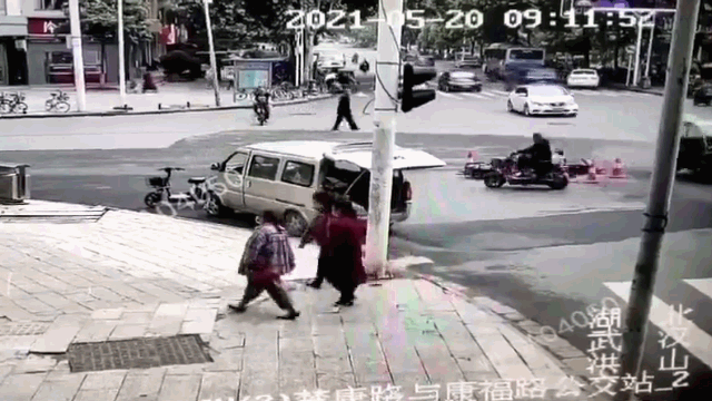 video ho ga dot nhien phat no kinh hoang hat vang nhieu nguoi