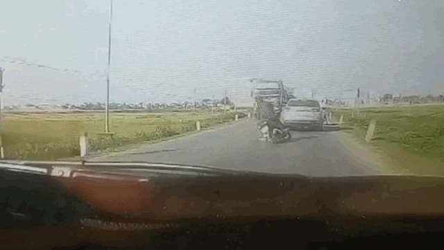 Camera giao thông: Ngã trước đầu xe ben, nam thanh niên thoát nạn khó tin