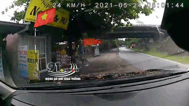 Camera giao thông: Ô tô chạy ngược chiều, húc bay xe máy
