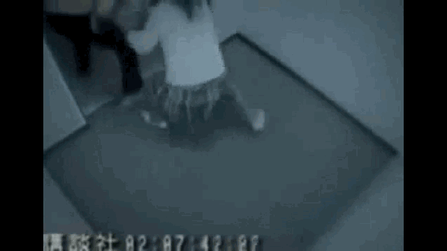 Video: Bị giật túi xách trong thang máy, cô gái "phản đòn" cực gắt