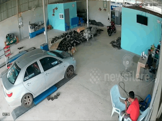 video ngoi choi trong nha thanh nien bat ngo bi lop xe bay trung