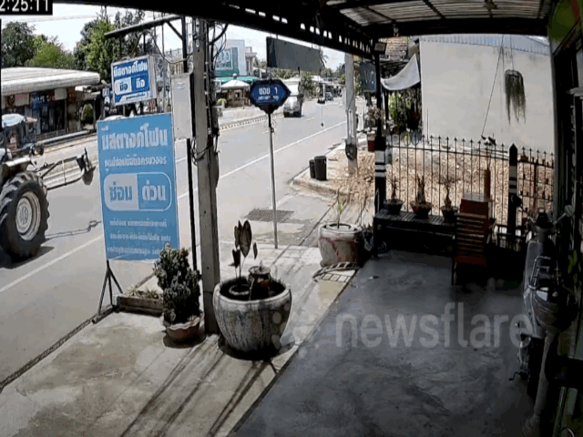 camera giao thong kinh hoang khoanh khac xe tai mat lai dam thang cot dien