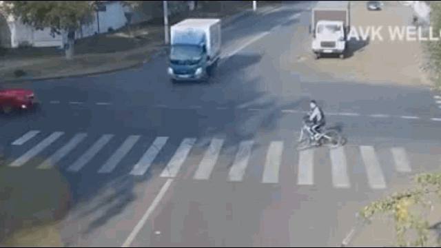 camera giao thong khoanh khac than chet 2 lan ngu quen thanh nien thoat nan hy huu