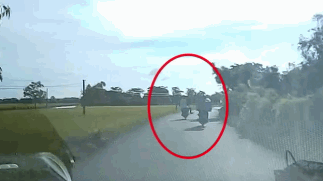 Camera giao thông: Hai thanh niên chạy xe máy lấn làn, bị ô tô tông văng xuống ruộng