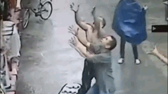 video thot tim khoanh khac nguoi dan ong gio tay hung tron em be roi tu tang 2