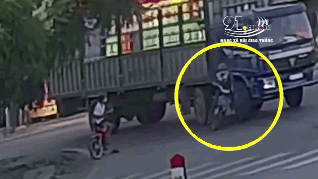 Camera giao thông: Bị xe tải cuốn vào gầm, người đàn ông  thoát chết thần kỳ