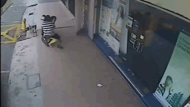 video bi cuop tui xach tren pho co gai co man phan don cuc gat