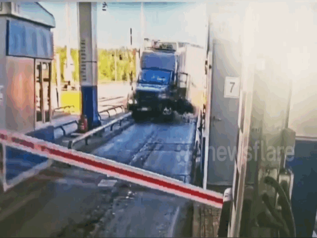 camera giao thong xe tai tong vao tram thu phi tai xe bi ban ra ngoai