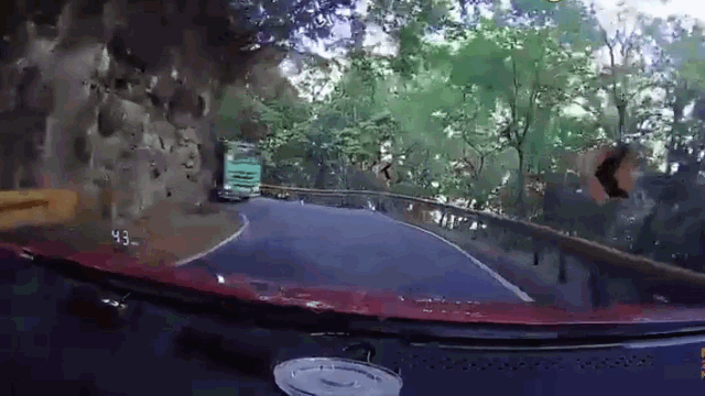 Camera giao thông: Đổ đèo tốc độ cao, xe tải gây hoạ cho ô tô ngược chiều