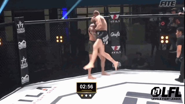 video bi doi thu quat nga vo si mma lat nguoc the co mot cach kho tin