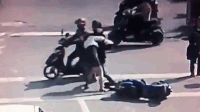 video hanh hung co gai sau va cham thanh nien nhan bai hoc nho doi