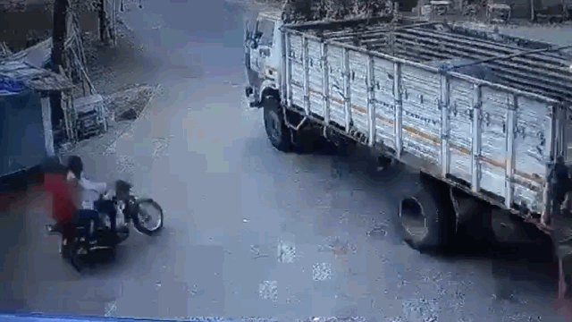 camera giao thong lao nhu bay vao gam xe tai 2 thanh nien co thoat chet kho tin