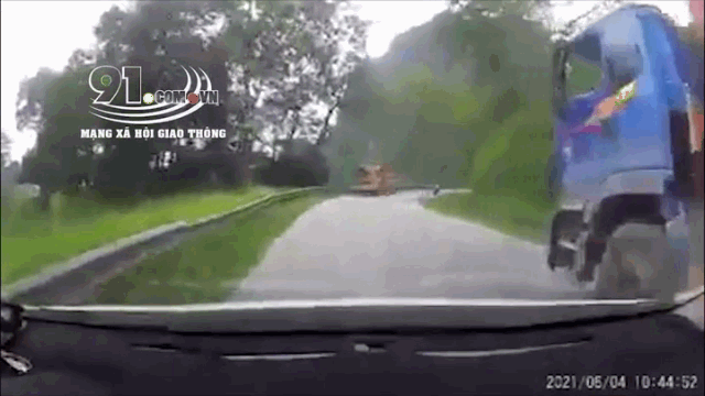 Camera giao thông: Vượt ẩu tại khúc cua trên đèo, ô tô gây tai nạn liên hoàn
