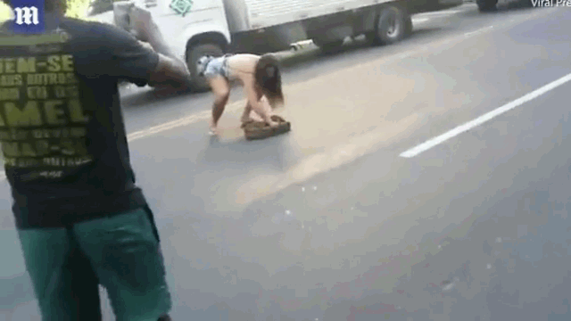 video co gai dung tay khong tom gon tran khong lo