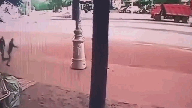 camera giao thong o to dien lao len via he tong vang 2 nguoi di bo