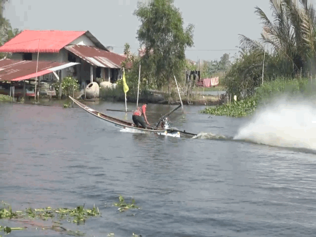 video thuyen tu che gay kinh ngac khi lao nhu bay voi toc do 100kmh