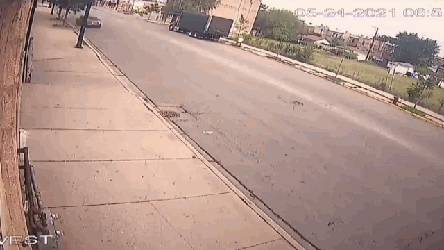 Camera giao thông: Ô tô vỡ đôi sau cú tông kinh hoàng, tài xế vẫn sống sót hy hữu
