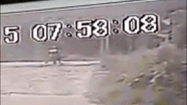 Video: Cố vượt đường ray, người đàn ông phải vứt xe chạy thoát chết