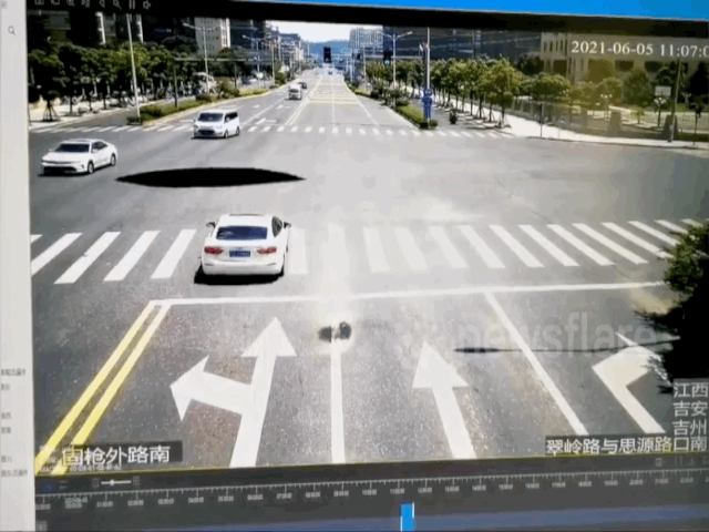 camera giao thong o to dang chay bon bon bat ngo roi xuong ho tu than
